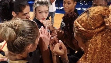 WNBA賽場上的格里娜令人驚嘆！(籃球界的新秀之光)